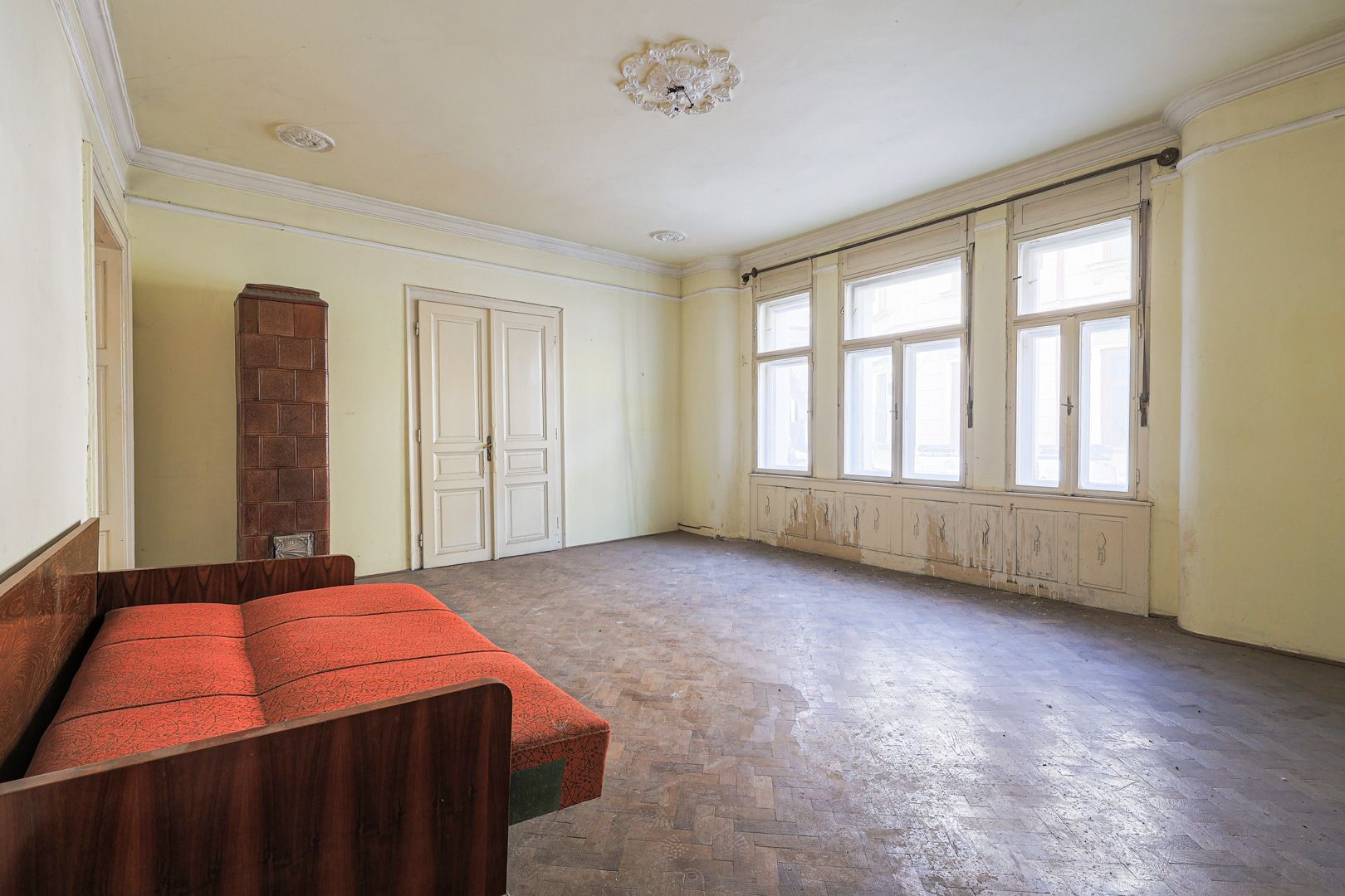 Proiect de clinică sau birouri în centru – casă cu demisol, de renovat - Poză 1