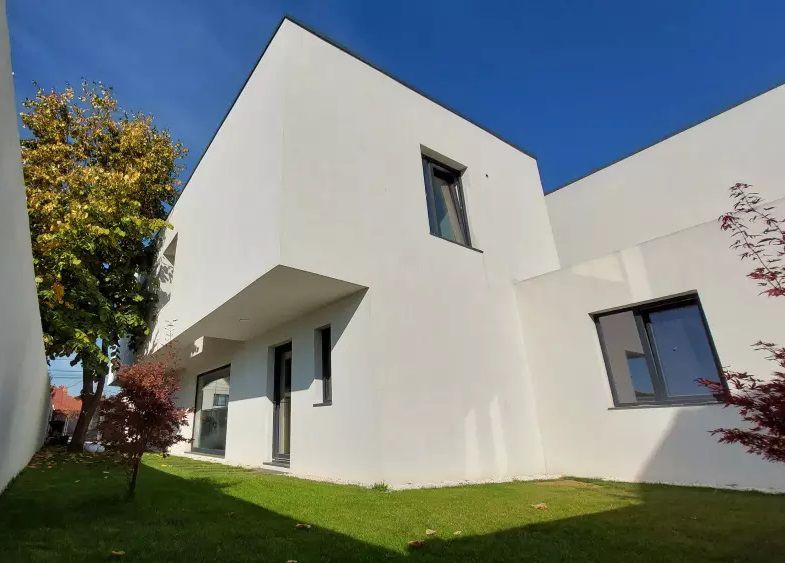 O casa simpla alba dar totusi sofisticata zona Pipera - Poză 9