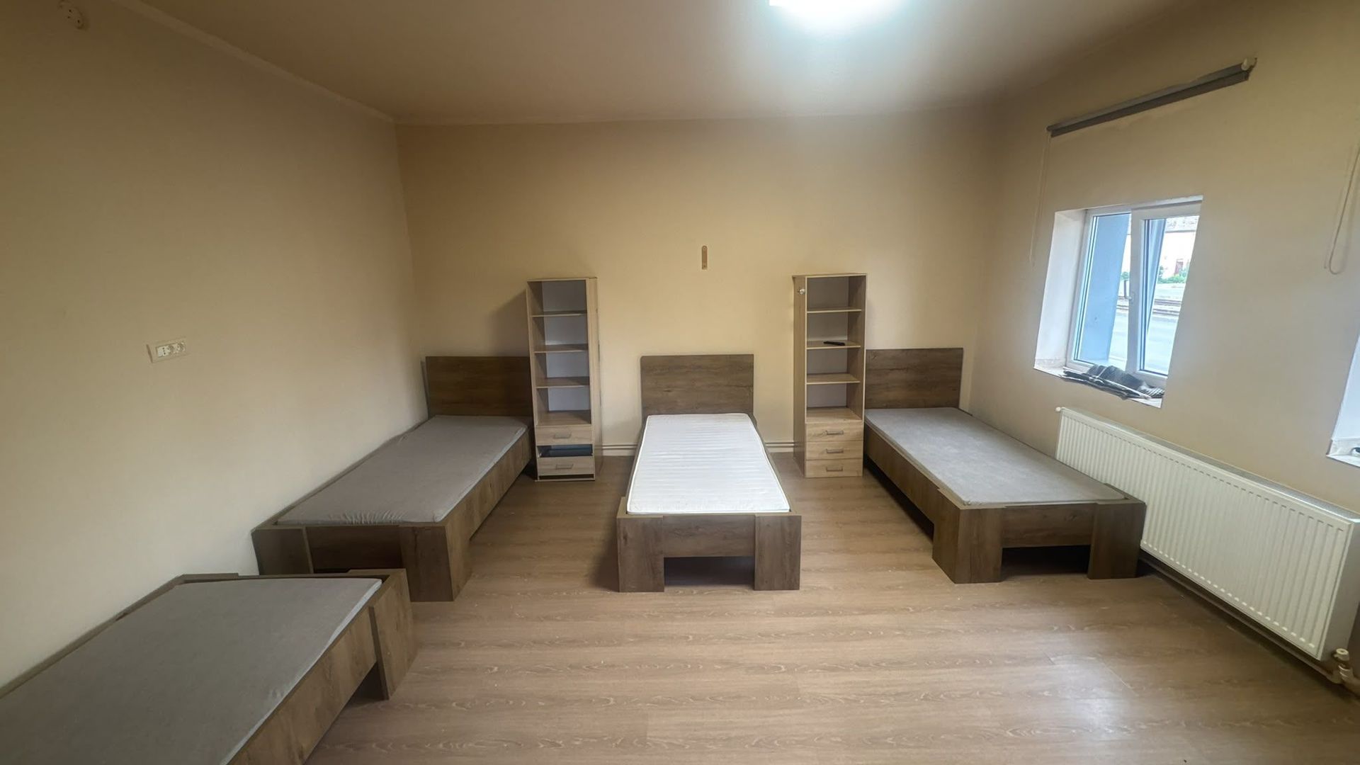 Casa de inchiriat 15 locuri cazare angajati, muncitori Micalaca Arad - Poză 2