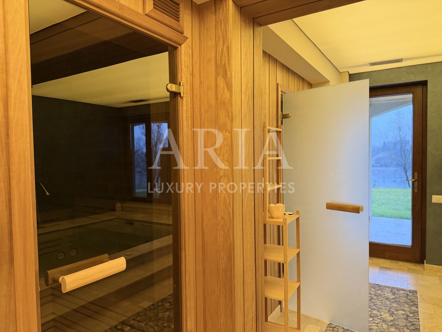 SNAGOV VILA | 36m DESCHIDERE LA LAC | PONTON 250mp | JACUZZI | SPA | BOWLING - Poză 18