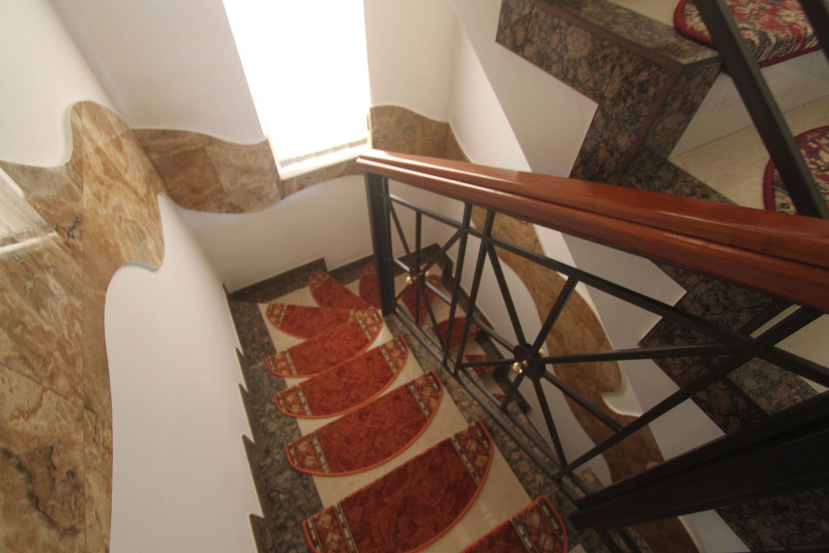 Casă / Vilă cu 8 camere de vânzare în zona Semicentral - Poză 16