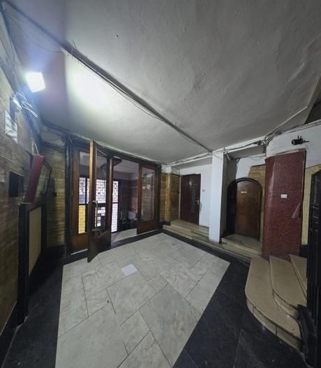 Apartament 5 camere, garaj, 2 boxe subsol, 4/6, bloc interbelic . - Poză 3