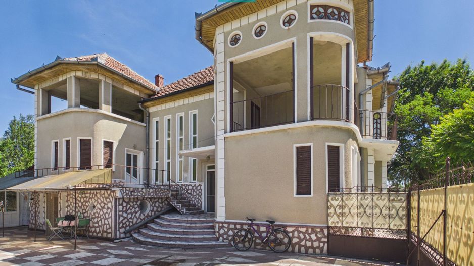 Casă/vilă cu 10 camere – Ineu, centru - Poză 1