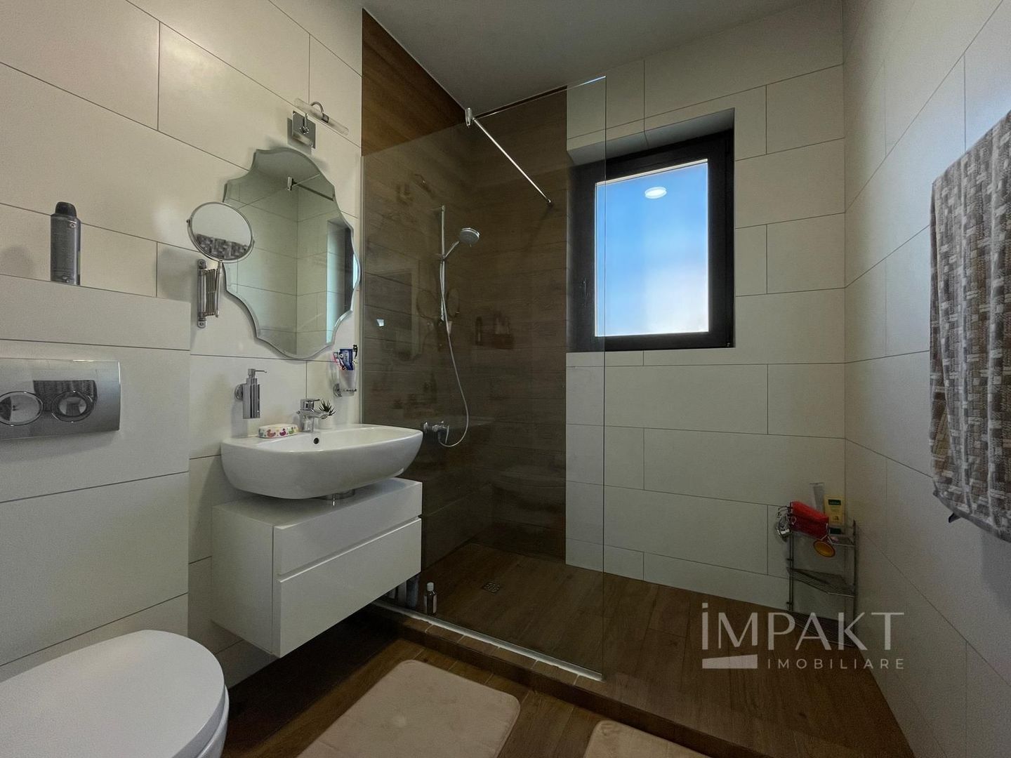 Apartament lux,  prima inchiriere-  4 camere + 2 locuri parcare - Poză 12