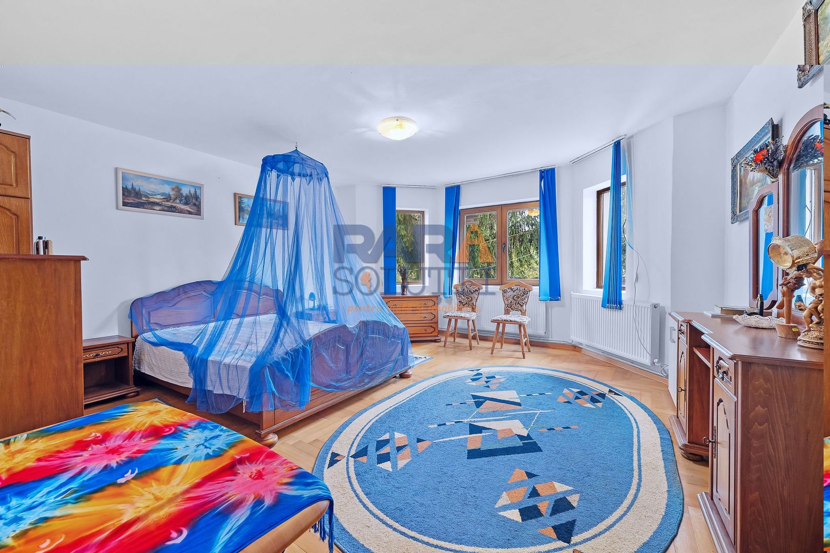 Vilă cu 6 dormitoare, 2 garaje, anexe multiple - 2076 mp teren - Poză 3