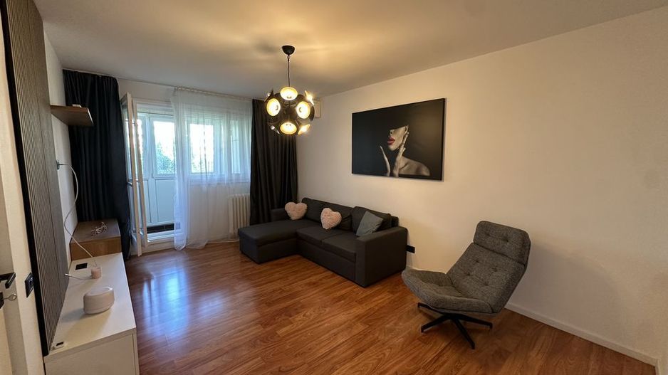 Închiriere Apartament cu 2 camere, decomandat, metrou Dristor in fata blocului - Poză 1