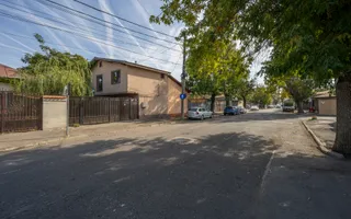 Două case. O singură curte. Mai multe feluri de a spune „acasă” - Poză 33