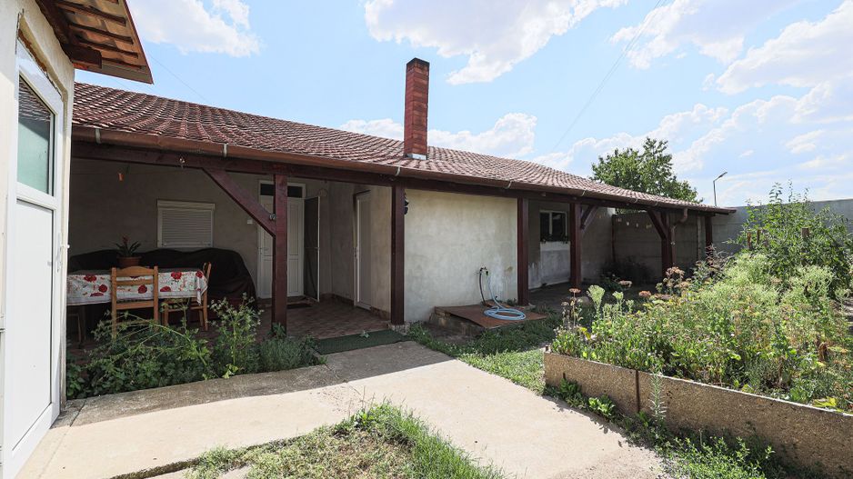 Rezervat Casă renovată cu 3 camere din cărămidă în Gradiste - Poză 2