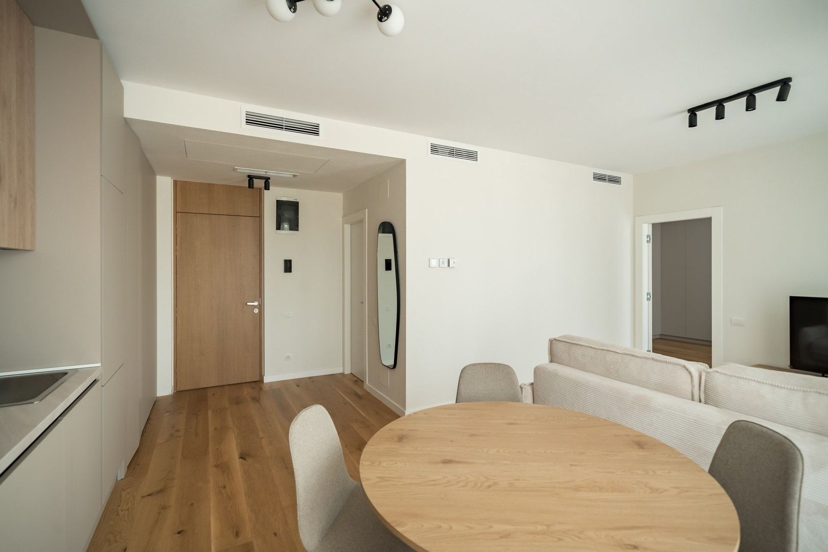 Apartament cu 2 camere mobilat in Amber Forest - Poză 4