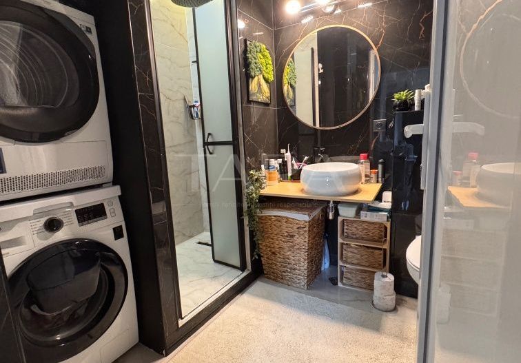 Apartament decomandat, renovat complet, mobilat, parcare inclusă. - Poză 6