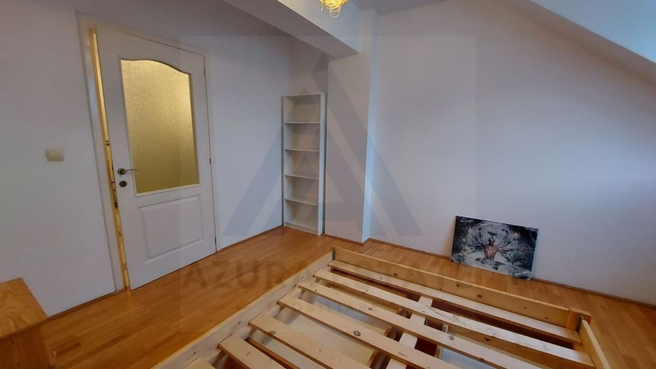 Apartament renovat tip mansarda pivnita si parcare privata in Strand - Poză 6