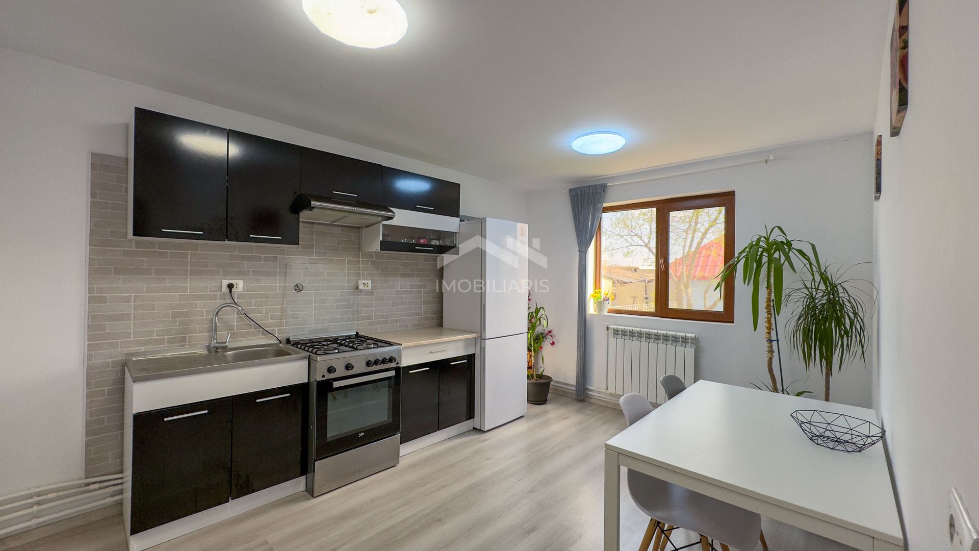 Casă modernă cu 5 camere, garaj și curte mare, mobilată in Corbu - Poză 13