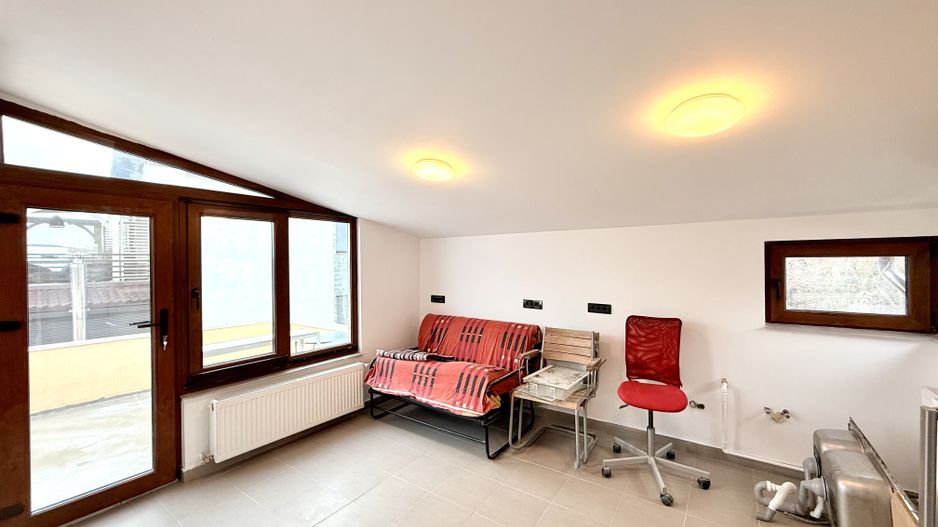 Doua etaje in vila pe malul lacului Grivita birouri rezidential - Poză 15