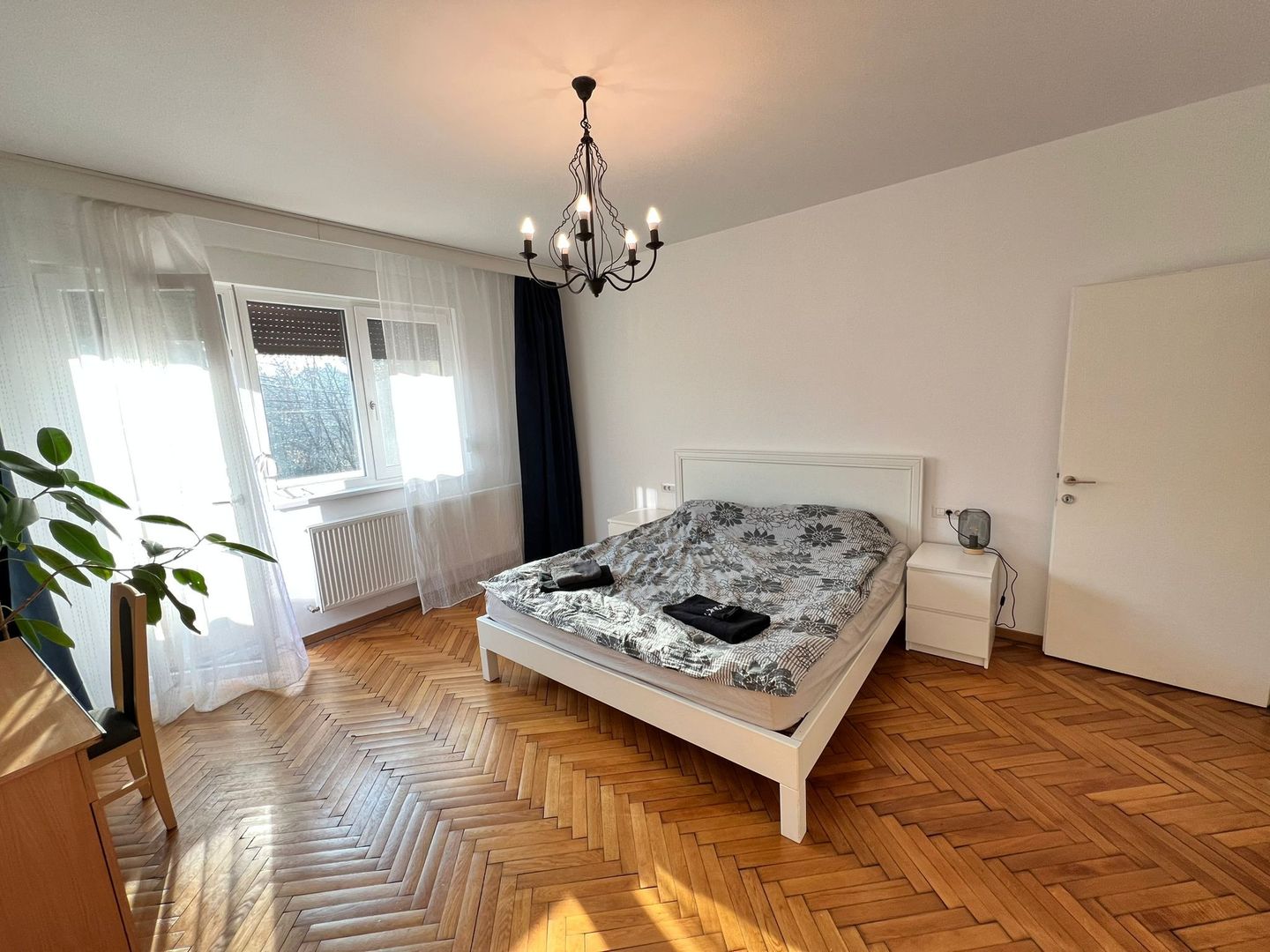 Apartament spatios cu 3 camere | 100 mp | Balcon | Curte | Central - Poză 1