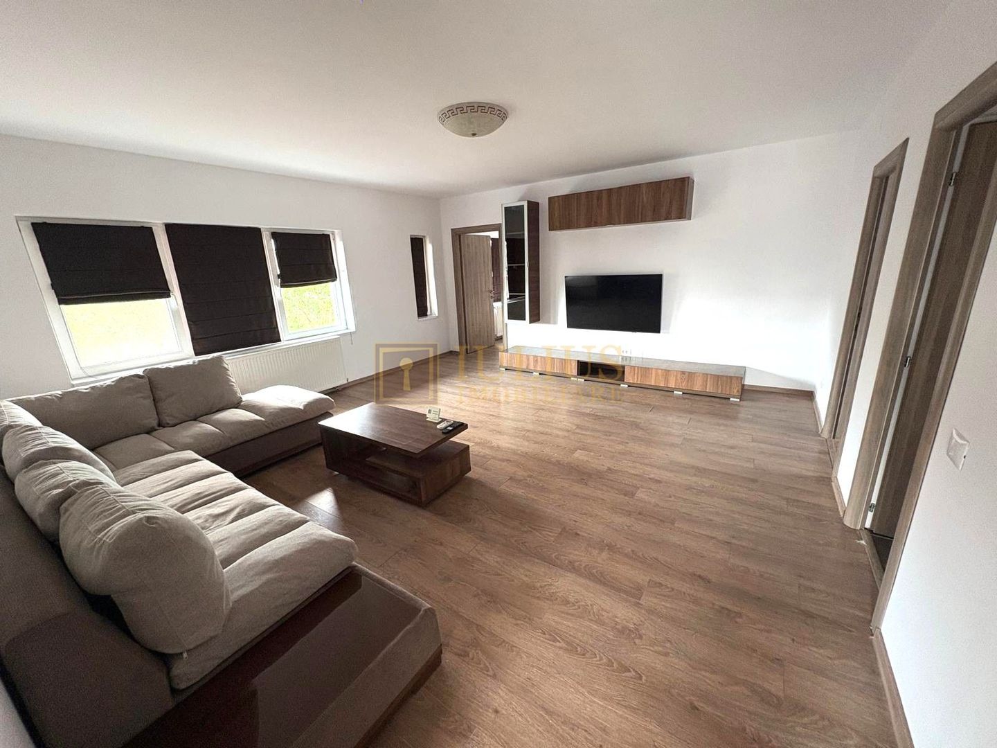 Apartament la curte, 2 băi, loc de parcare, zona linistita, dressing - Poză 1