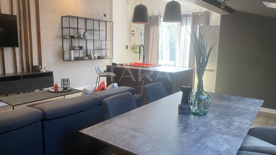 Nou, mobilat, nelocuit, apartament 3 camere. Garaj și boxă. Floresti. - Poză 1