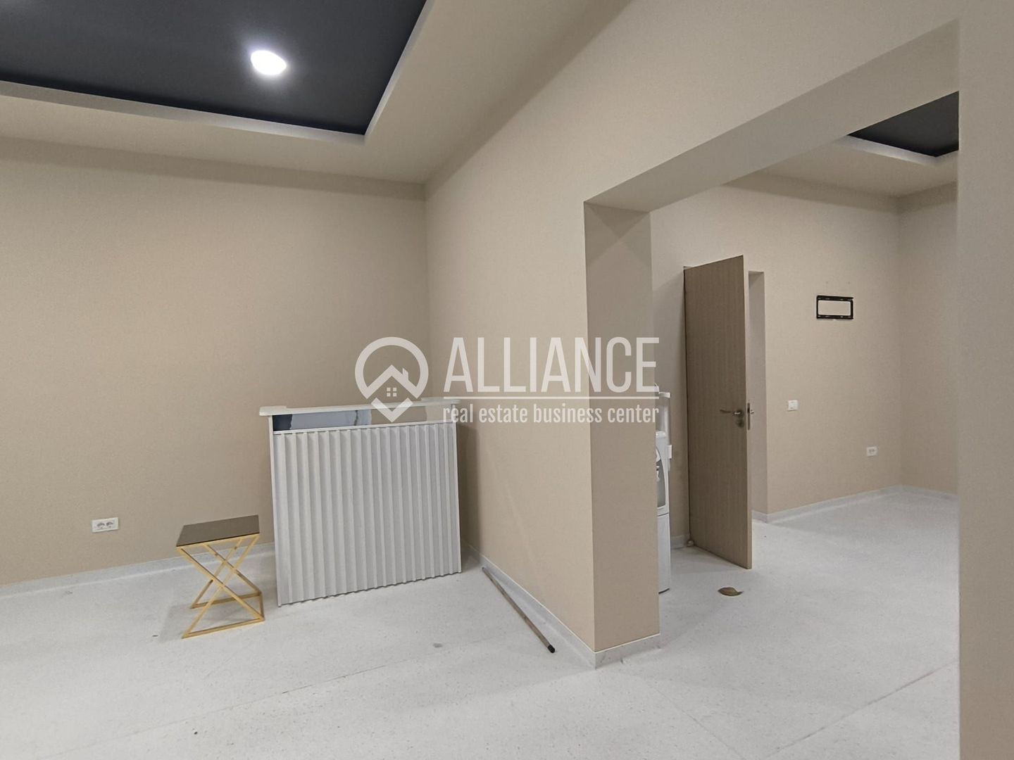 CAPITOL - Bdul Mamaia parter de vila stradal! - Poză 1