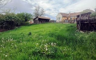 Casa modesta ,situată in Slimnic