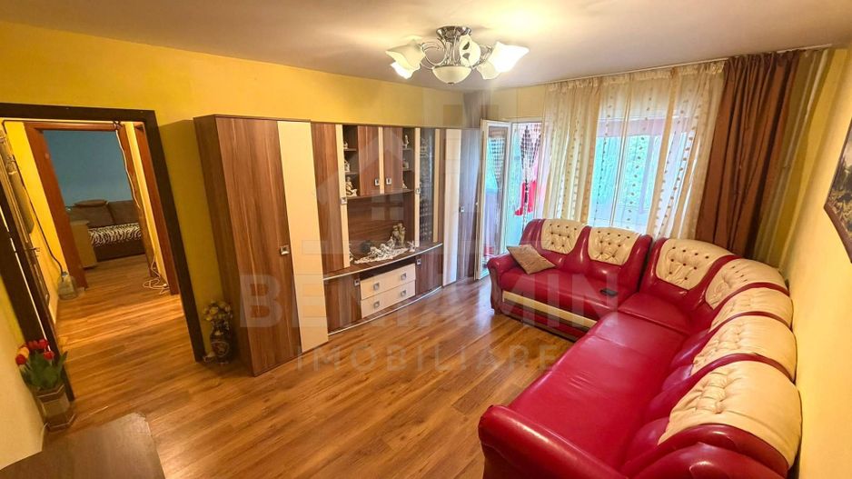 Apartament cu 3 camere - Craiovita Noua - etaj intermediar - Poză 1