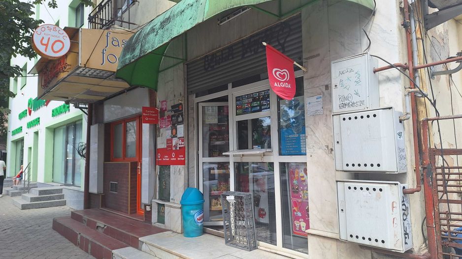 Vand doua spatii comerciale invecinate zona centrala Pta George Cosbuc - Poză 1