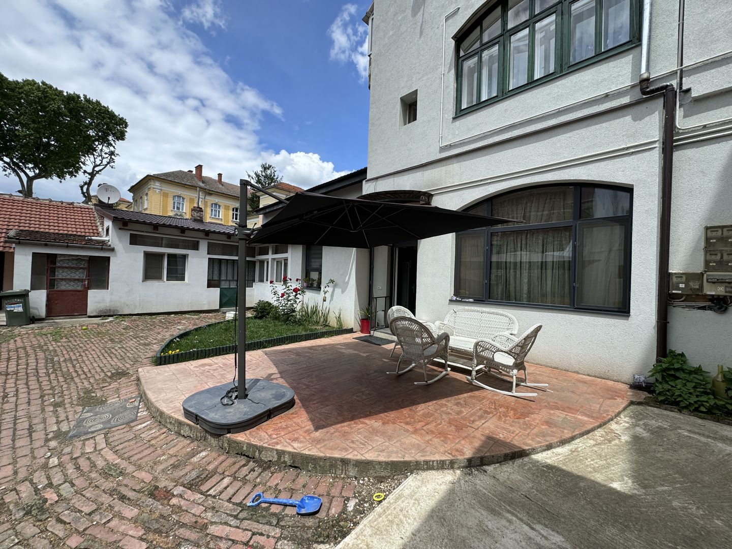 Casa pe aleea pietonala, vis-a-vis de Ceasul Electric - Poză 1