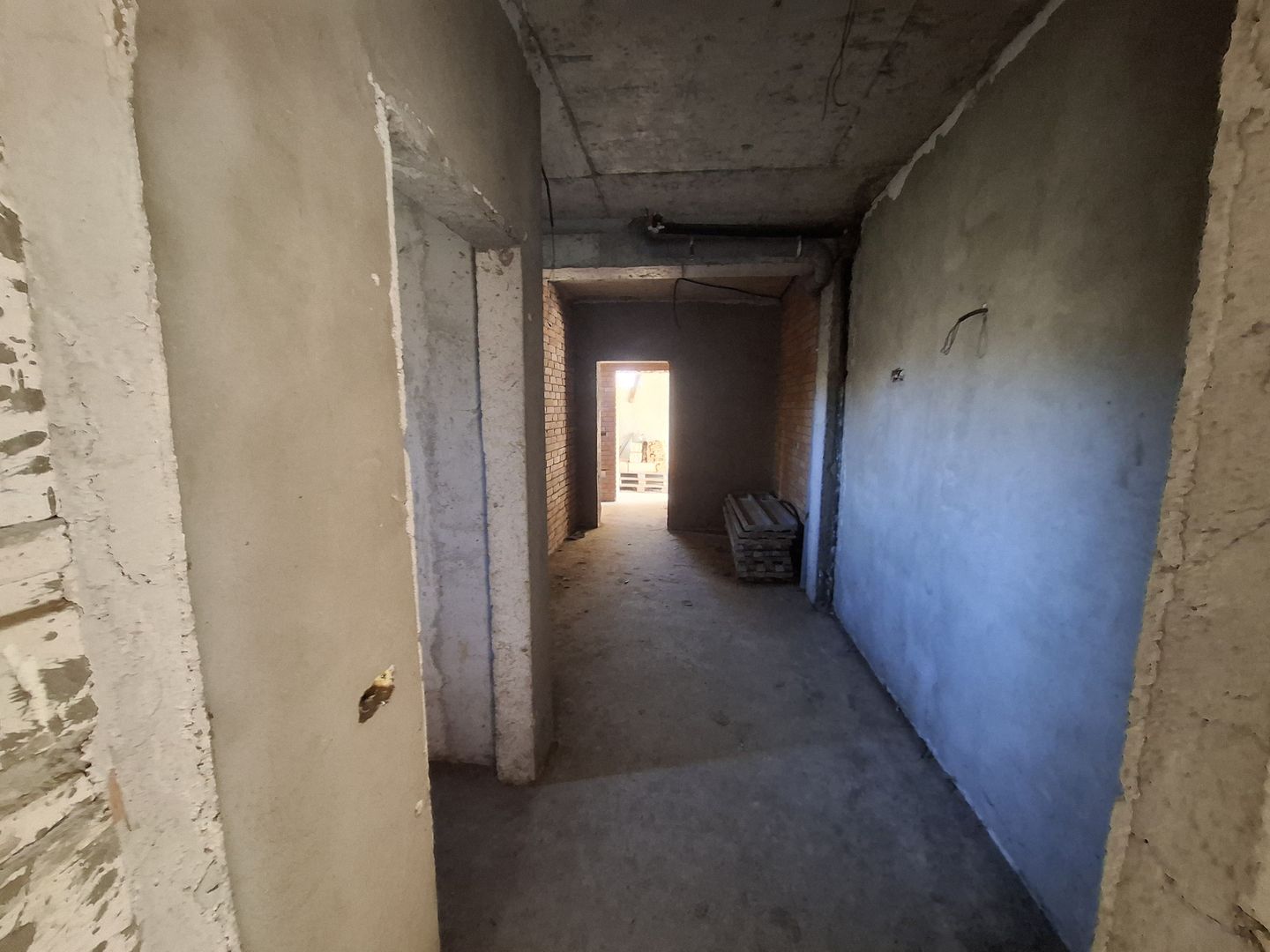 ila cu 6 camere + casă locuibilă pe teren intravilan de 1700 mp, cu vi - Poză 14