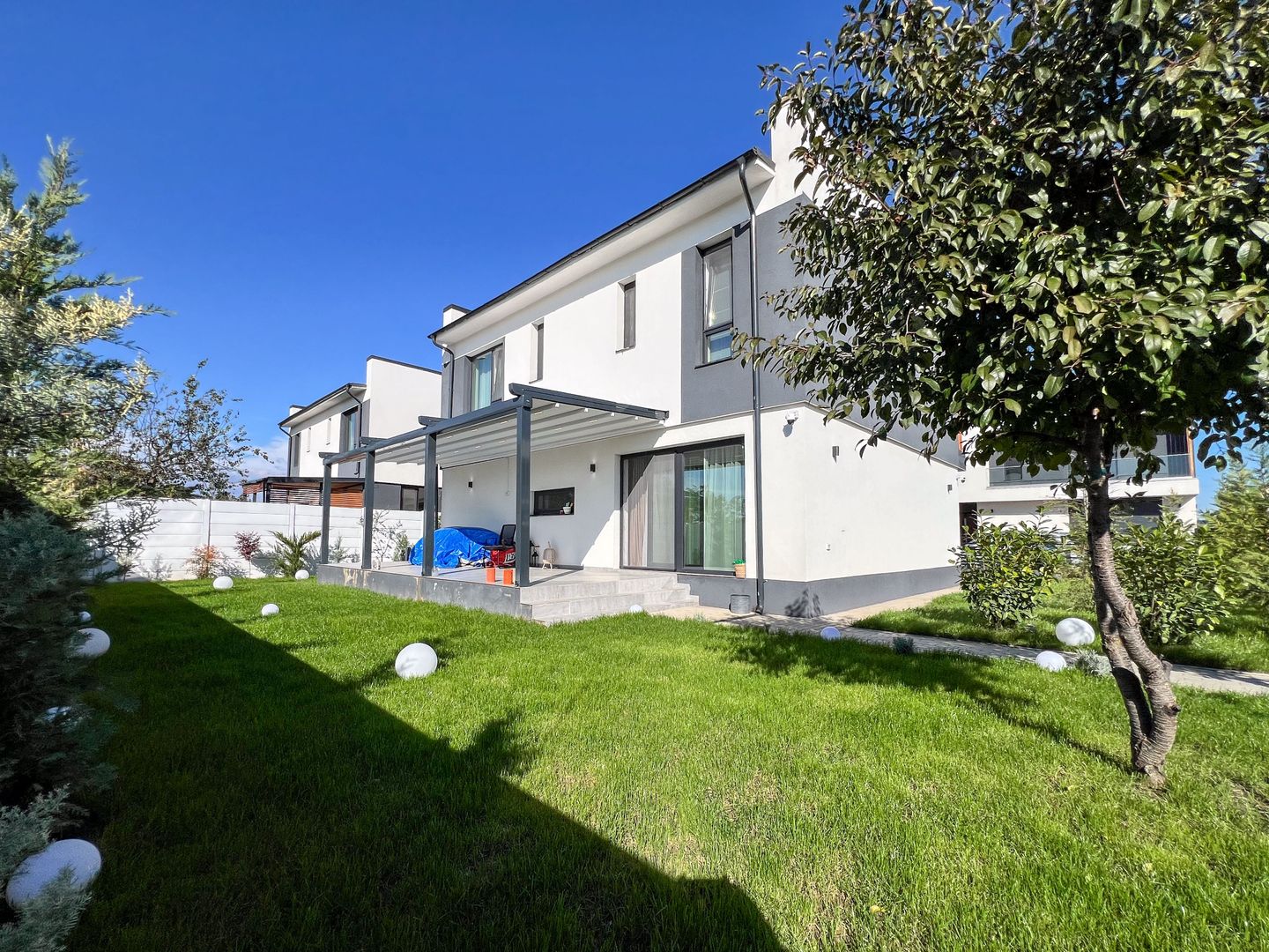 Vilă individuală elegantă, complet mobilată și utilată, lângă parcul și pădurea din Corbeanca - Poză 42