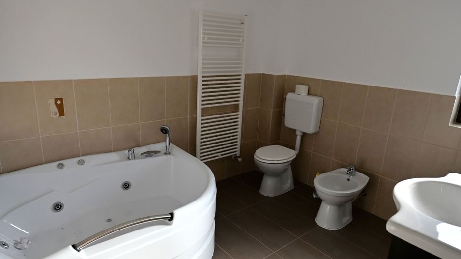 Casă / Vilă cu 4 camere de închiriat în zona Aradului - Poză 13