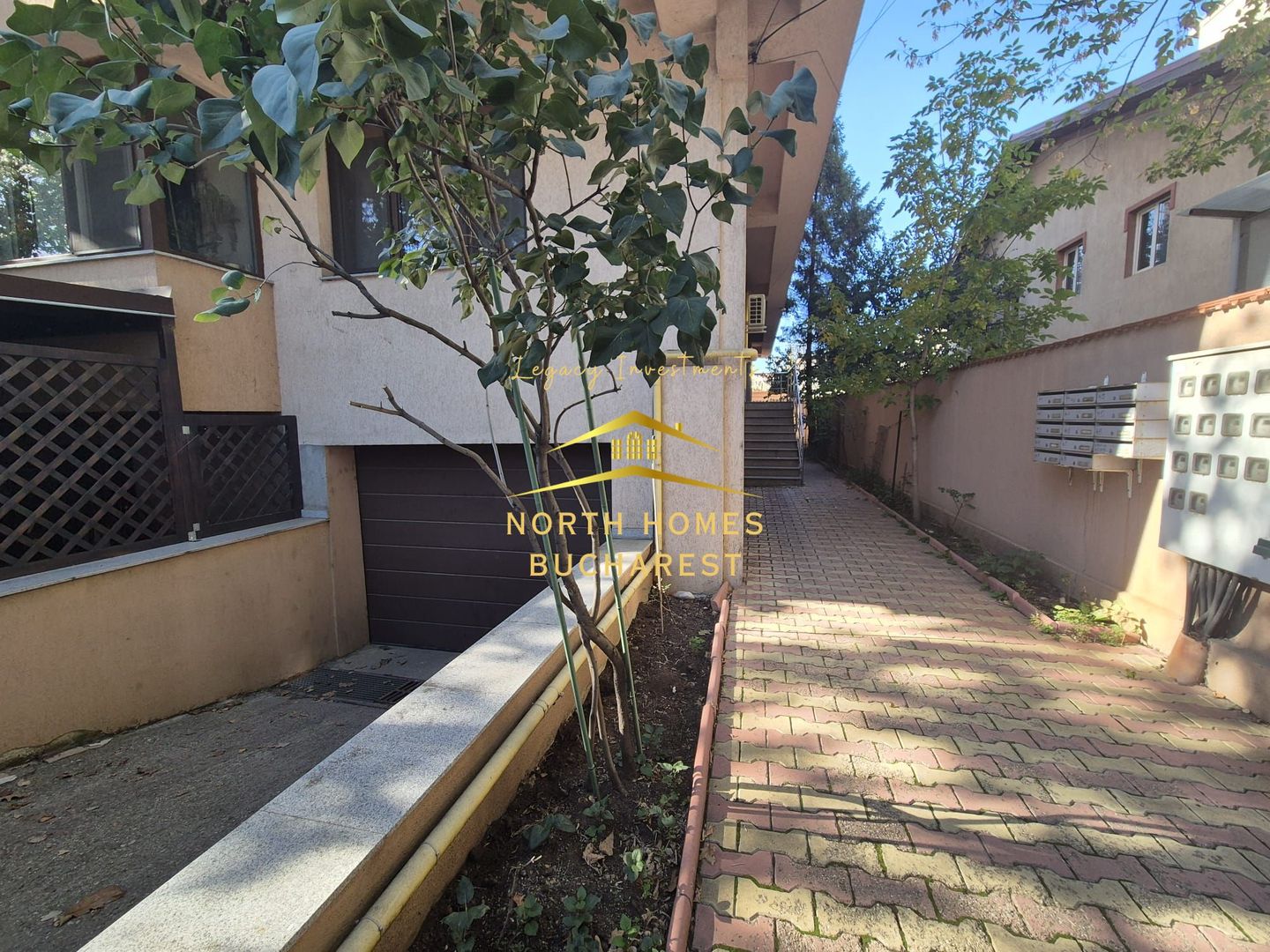 Ap 3 camere cu parcare subterana si curte in vila in zona Dămăroaia - Poză 1