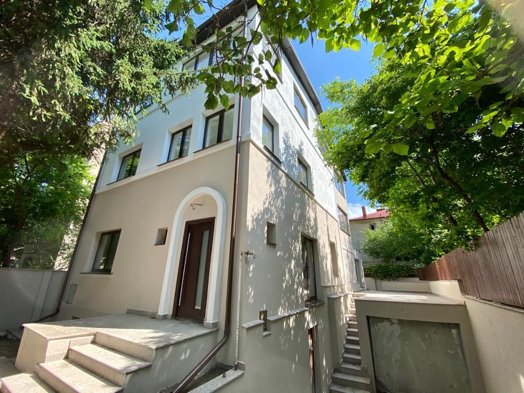 Refugiu Urban cu Eleganță Clasică – Vilă Renovată în Inima Primăverii - Poză 1