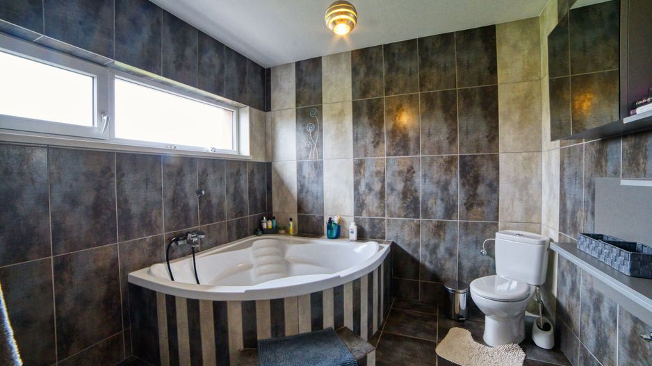 Casa complet mobilata 5 camere 3 bai curte generoasa - Poză 35