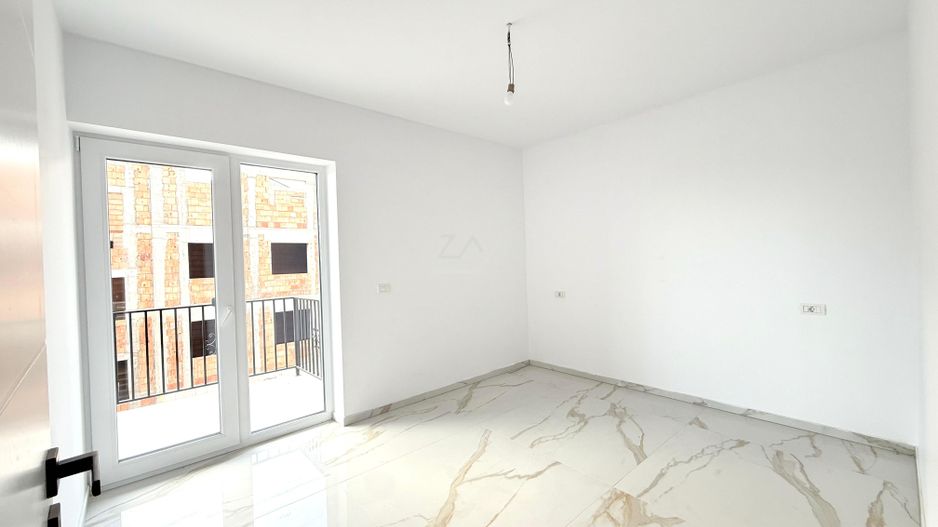 Disponibil imediat. Drum asfaltat. 2 locuri de parcare acoperite. - Poză 5