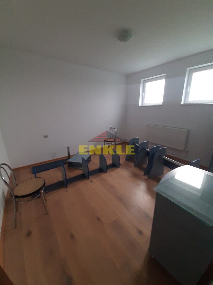 Hala 280 mp + apartament cu 4 camere la etaj /150 mp/ Zona Industriala - Poză 3