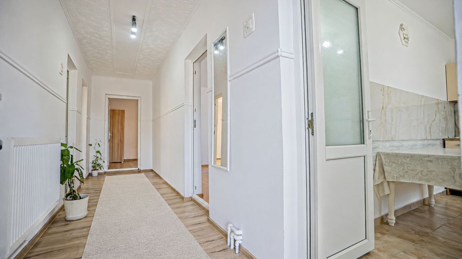Apartament in vila , Curte  , Garaj - Pod butelii - Poză 6