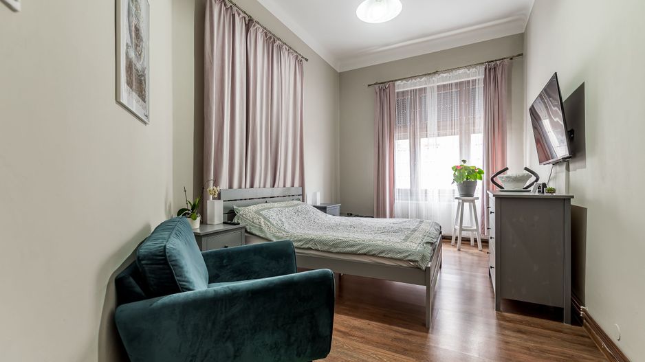 Apartament ultracentral cu 4 camere decomandat, etaj intermediar - Poză 4