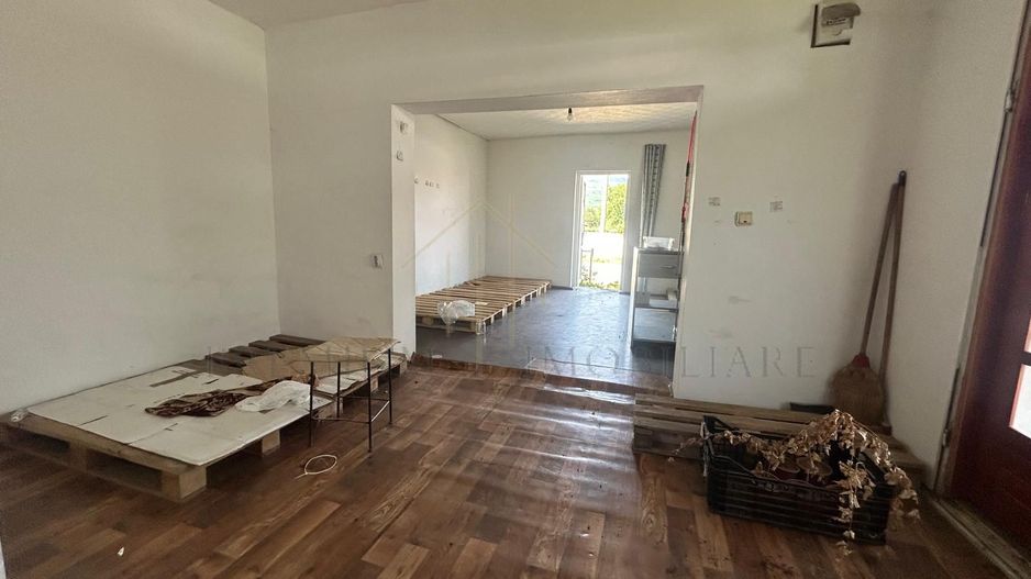 Casă de vânzare în centrul Oituzului, DN11 - Poză 1