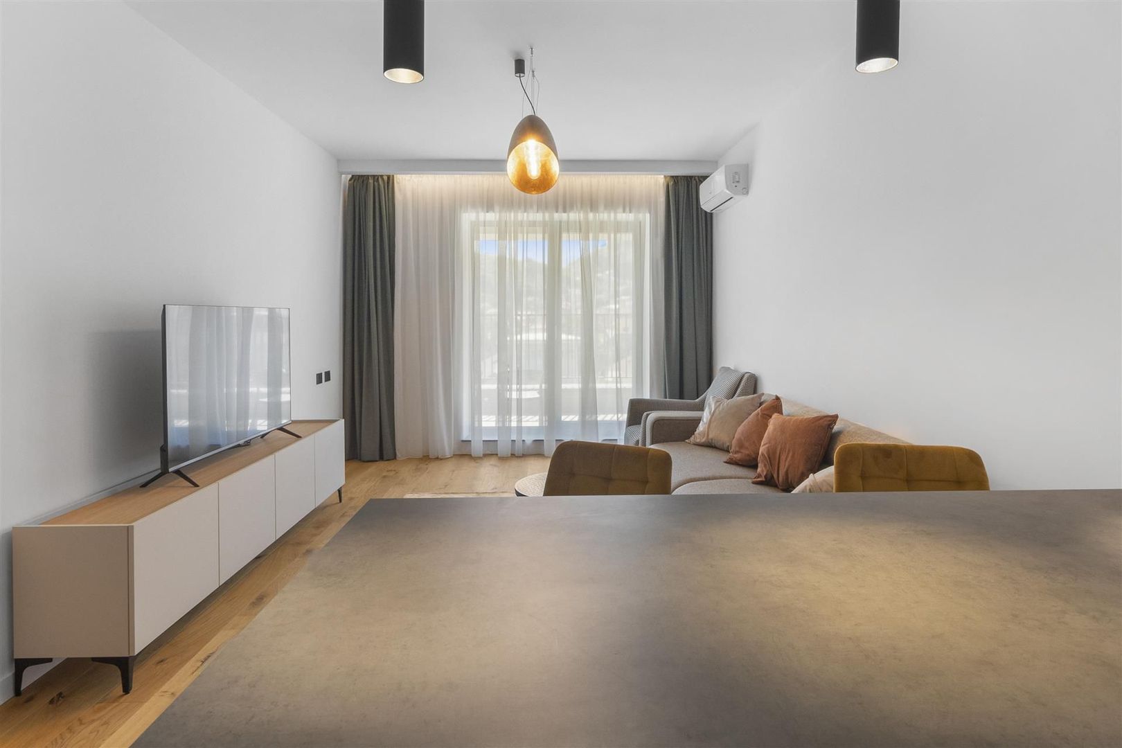 Apartament 25 cam Premium Central | Parcare Subterana si Utilitati incluse - Poză 2