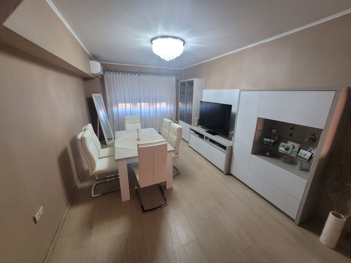 ageuropa.ro vinde apart. FINISAT cu 4 cam 84mp etajul 1 în Carpați 2 - Poză 2