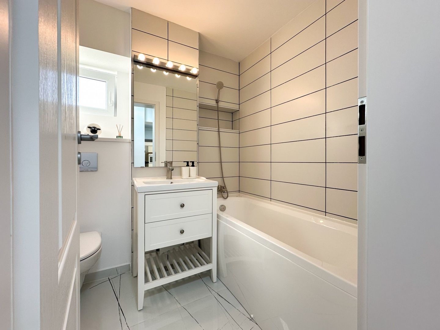 4 camere, 3 dormitoare, 2 băi, boiler, complet renovat - Poză 12