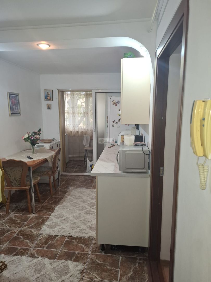 Apartament 3 camere,etaj 3/3,  renovat,65000 euro neg, Policlinica 2 - Poză 2