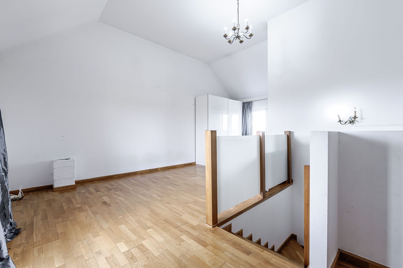 Casa spatioasa de vanzare în Bujac , 3 bai, 5 camere, super pret! - Poză 9