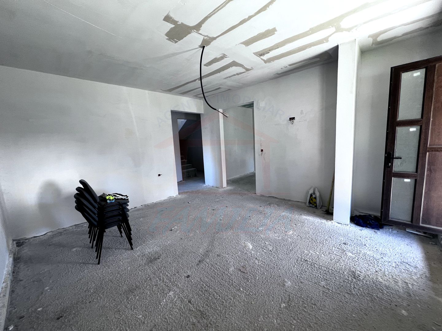 Vanzare casa P+M in Sendreni( in spatele Primariei), pret 99 000 euro - Poză 21