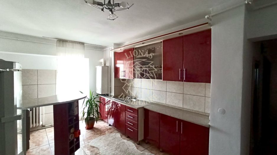 Apartament decomandat 3 camere 72 mp+spatiu depozitare 30 mp-Central - Poză 1
