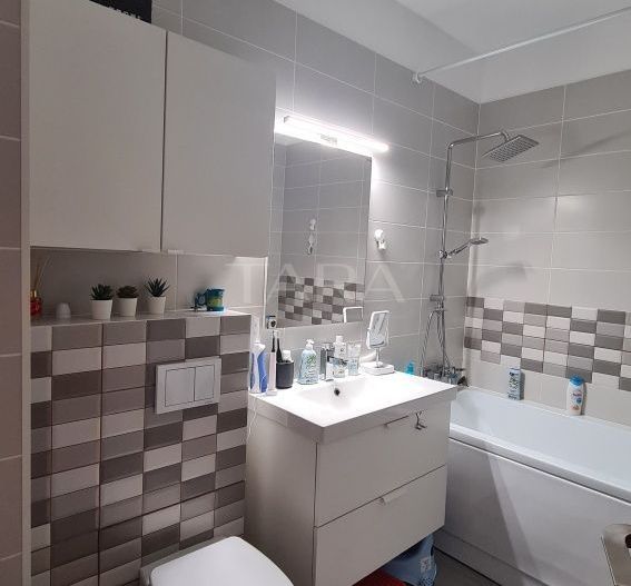 Apartament cu 3 Camere Semidecomandat în Florești - Poză 5