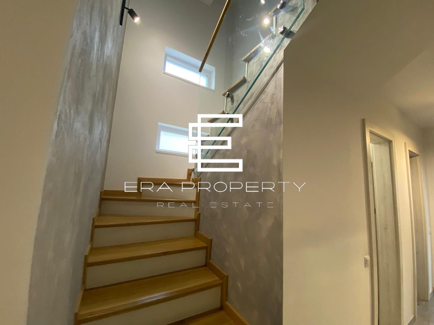 Casa tip duplex , pivnita, carport in Selimbar zona Brana - Poză 5