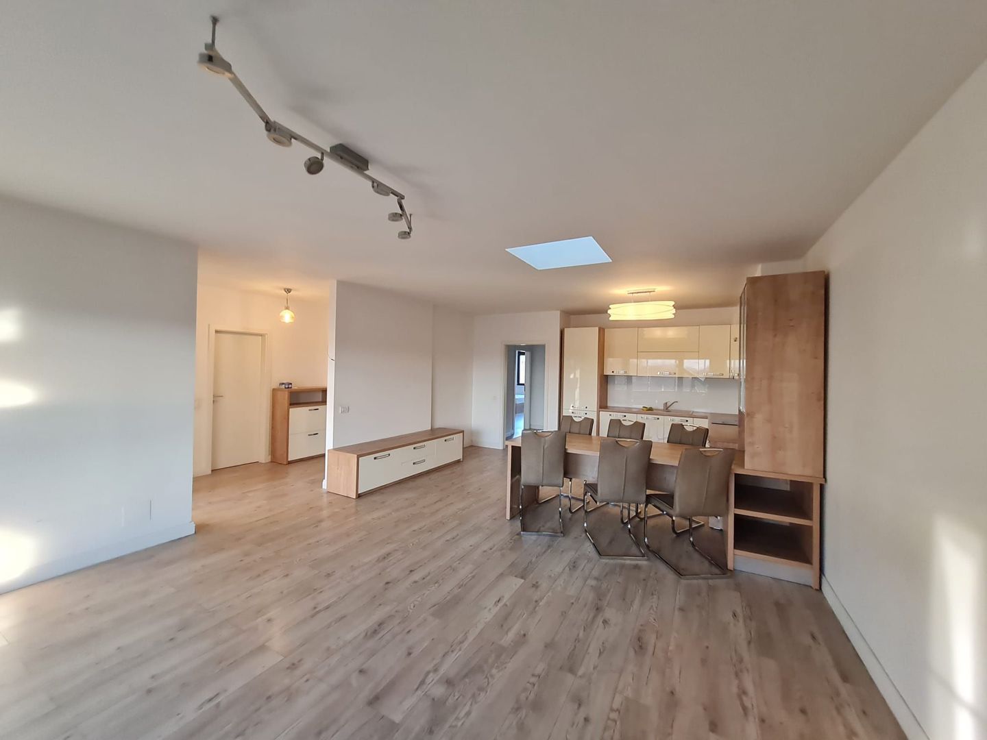Apartament generos 4 camere zona Elisabetin - Poză 1