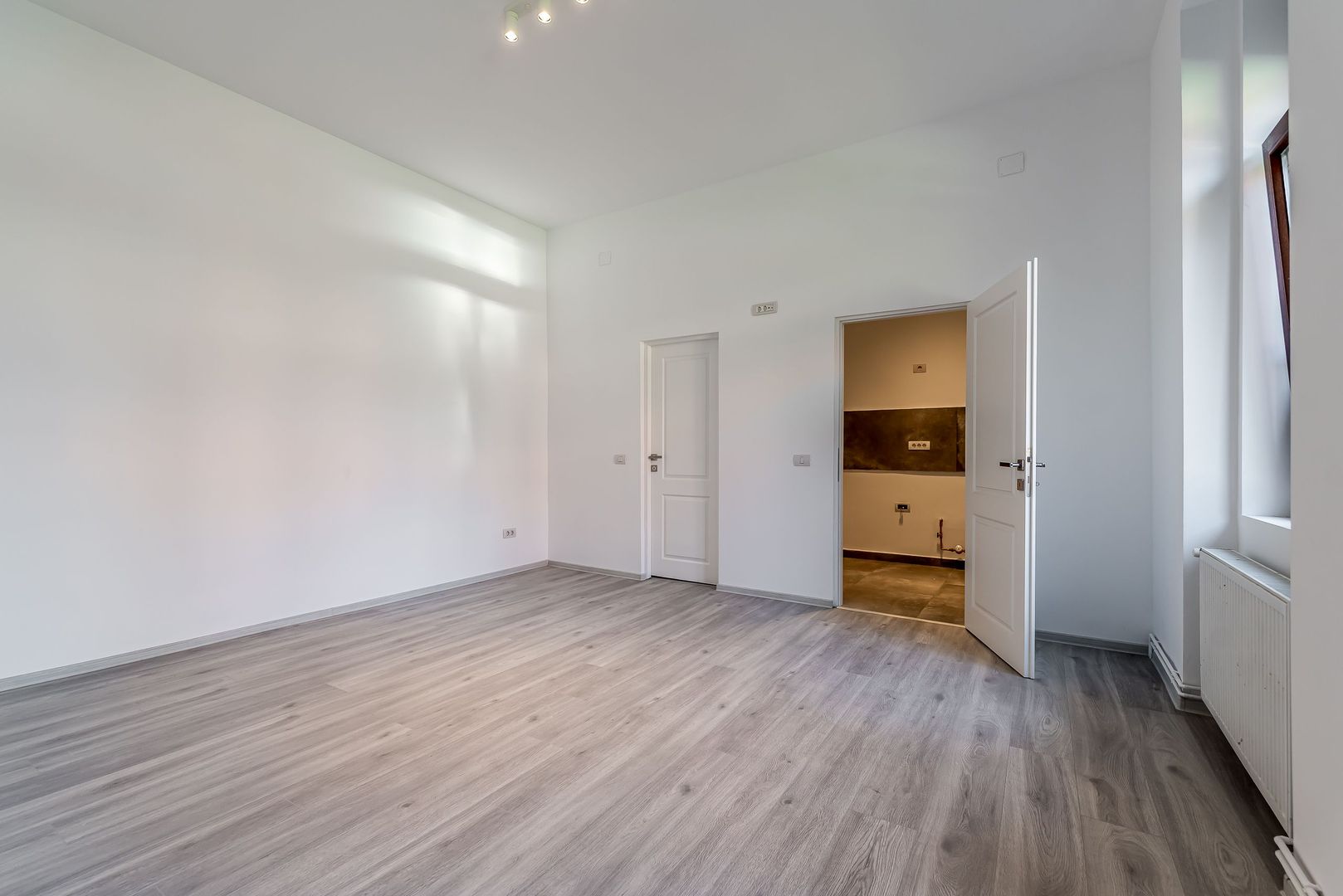 De vânzare apartmanent central | parter | renovat - Poză 2