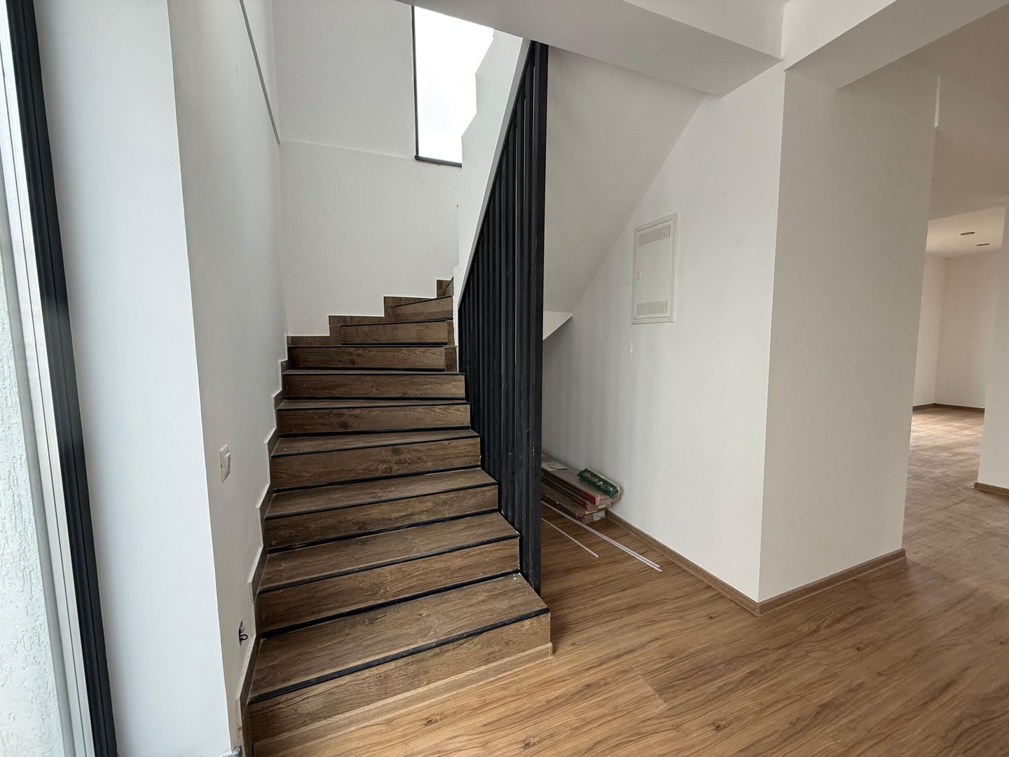 Vila individuala 4 camere Tunari I Teren 300 mp - Poză 2