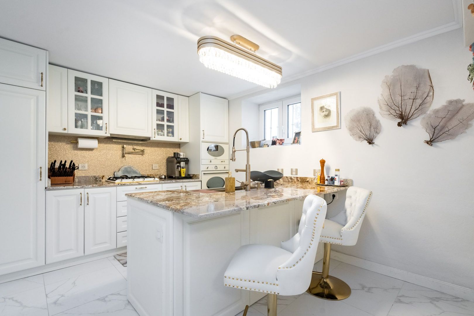 VILA REPREZENTATIVA ICOANEI - Poză 17