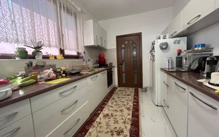 „Vilă cu piscină și teren 1.400 mp în zona Mal, Onești - Poză 9